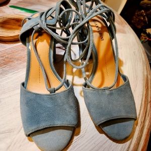 Gianni Bini blue velvet heels
